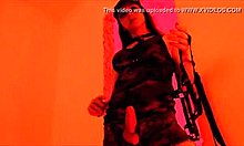 Ladyboy Katerina dominuje v armádním fetišovém videu