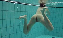 Markova, vášnivá tínedžerka, si užíva vonkajšie kúpanie v českom bazéne