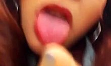 Adolescente amateur se masturba en medias de nylon y eyacula en la webcam