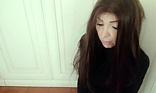 Sevimli kız arkadaş, ev yapımı POV videosunda cinsel arzularını itiraf ediyor