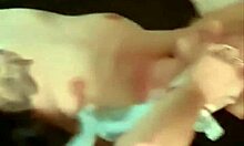 Hjemmelavet video af en smuk blond kone med en behåret fisse