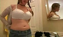 शौकिया किशोर बड़े स्तनों के साथ बाथरूम में अपनी ब्रा के साथ छेड़खानी करता है
