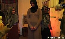 Ofiţerul de armată arab primeşte pentru prima dată analul adolescentului său