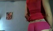 Adolescente transexual provoca com tampão anal e pênis grande em vestido rosa