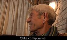 Старији мушкарац и млада масажисткиња имају интимну сексуалну активност