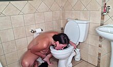 Samotná žena si užívá lízání toalety a masturbaci