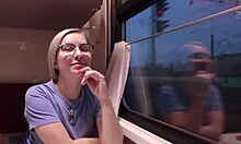 Una ragazza attraente con le tette naturali viene scopata sul treno