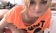 Blondine Amateur-Teenager masturbiert und fickt sich vor der Webcam