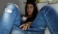 סצנת אוננות במצלמת אינטרנט עם נערה ברונטית לוהטת בג'ינס