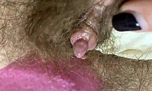 Экстремальный крупный план большой вагины клитора, втираемой и распыляемой