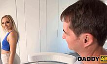 Egy szőke tinédzser megcsalja a barátját a zuhany alatt