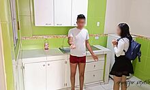 Девојка из колеџа без косе моли за секс са својом полусестром у кухињи