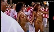 Remaja Brasil melakukan tarian telanjang di Karnaval