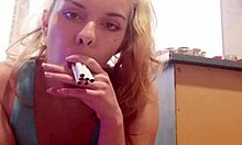 18-årig amatör röker sex Marlboro röda cigaretter offentligt