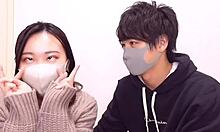 Une femme aveuglée trompe des filles asiatiques en les faisant pénétrer la gorge profonde et le visage