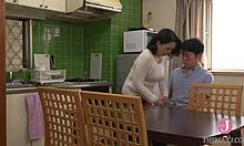 Японската мащеха Фуми Акияма кара приятеля си да еякулира, като го докосва с пръсти и облизва