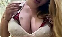 18-jährige Amateur-Mädchen mit großen Brüsten erlösen sich vor der Kamera
