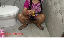 En indisk kvinne blir slikket og knullet på et offentlig toalett