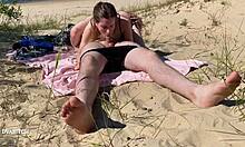 Amatérský pár se pustí do divoké kouření na veřejné pláži