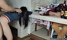 Uma garota japonesa é dominada por seu namorado cornudo em um vídeo caseiro