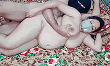 Brunette MILF mit großen Brüsten und Hintern teilt Bett mit Hausmädchen