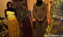 Малка арабска мащеха и нейните партньори в домашен секс клип