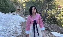 Ázsiai egyetemista lányt basznak a koreai erdőben