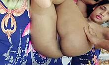 Eine asiatische Frau mit großem Hintern wird von einem riesigen Schwanz in ihren Arsch gefickt