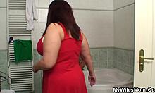 Brunetka dziewczyna zaspokaja kutasa swojego chłopaka w łazience
